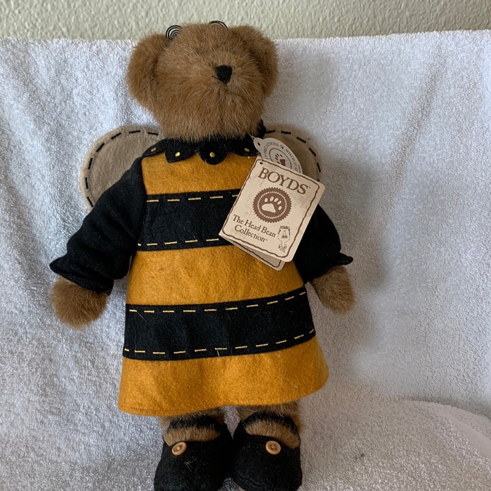 2008 Boyds Bears Lizzie Bizzie Bear-Bear of the Month #930007. Item 564/2000